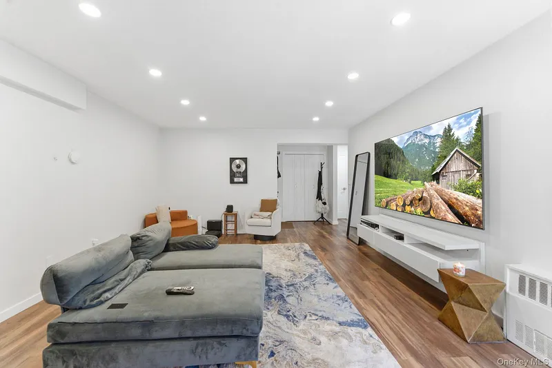 250 N Broadway  #5B Photo 2