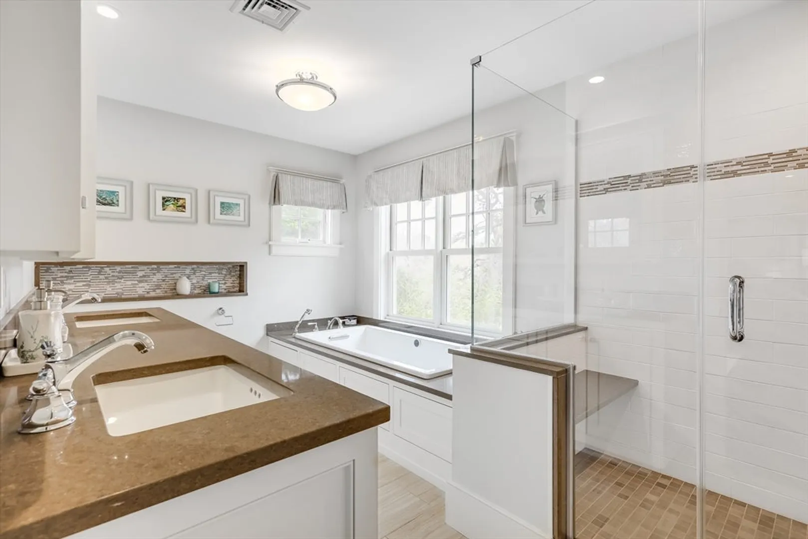 25 Glover Square Photo 33