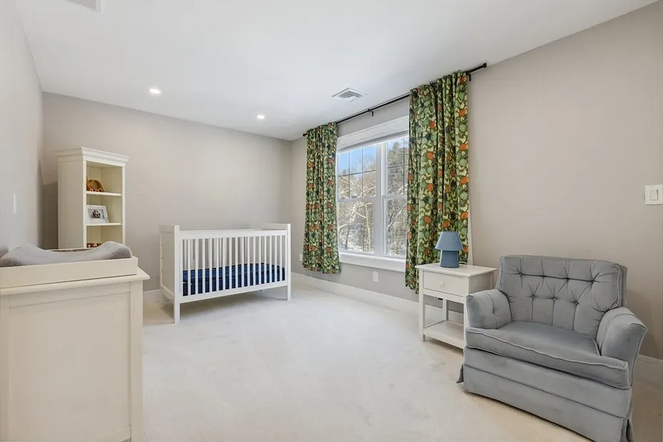 16 Crown Road Photo 35