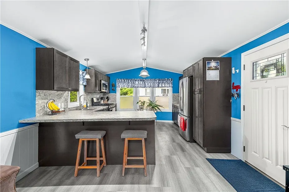 464 Gardiner Road #103 Photo 6